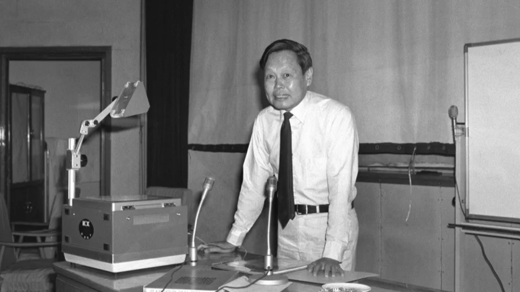 1986年5月26日，杨振宁在北京向来自全国各地的物理研究生和科研人员作报告。新华社 资料图